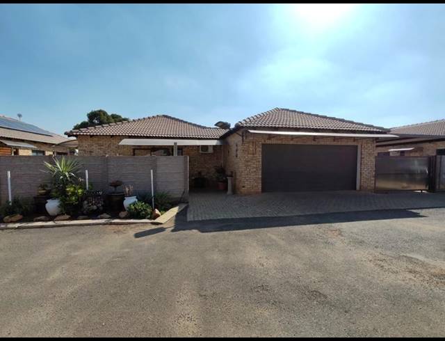 3 BEDROOM TOWNHOUSE FOR SALE IN KOOKRUS